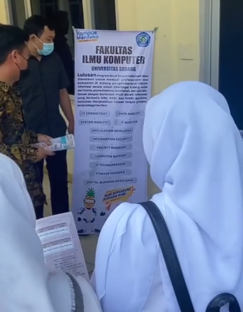 Kunjungan siswa-siswi SMA/SMK ke Fakultas Ilmu Komputer